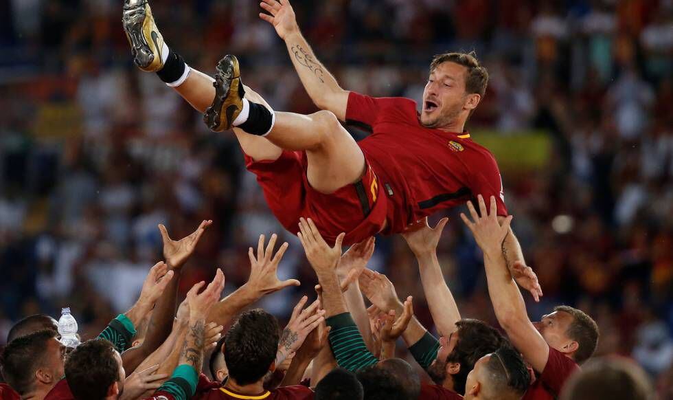 Totti é levado ao alto por seus companheiros.