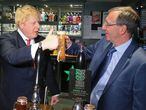 Boris Johnson celebra este sábado la victoria con el nuevo diputado conservador por Sedgefield, Paul Howell, en County Durham. 