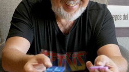 Alexey Pajitnov mostra duas peças do ‘Tetris’ em Bilbao.