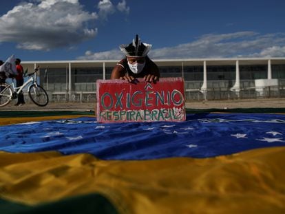 Um manifestante segura uma faixa que diz "Oxigênio respira Brasil" durante um protesto contra o presidente Jair Bolsonaro em Brasília.