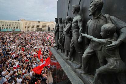 Manifestação contra Lukashenko e a suposta fraude eleitoral na praça da Independência, em Minsk, nesta terça-feira.