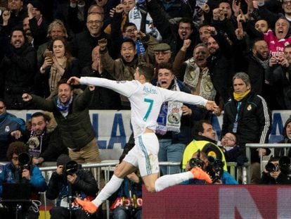 Cristiano Ronaldo comemora gol contra o PSG no Bernabéu.