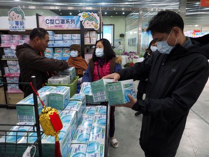 Pessoas comprando máscaras em Taiwan nesta terça-feira.