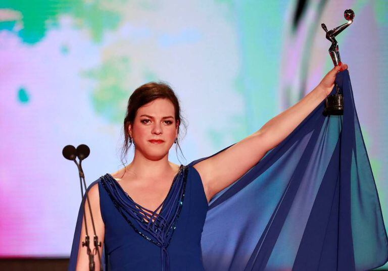 A atriz chilena Daniela Vega recebe o prêmio de melhor atriz.