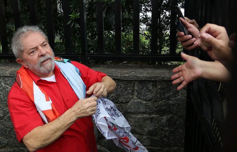 Lula cumprimenta apoiadores que se reuniram em frente a sua casa em São Bernardo, neste domingo.