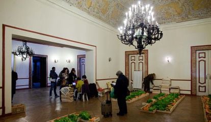 Sócios da cooperativa Frutafeia recolhem seus pedidos no Ateneo de Lisboa