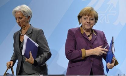 Christine Lagarde, chefe do FMI (esq.), com Angela Merkel, em 2012.