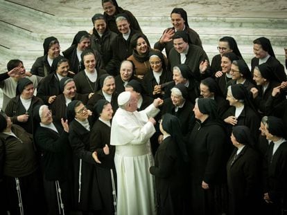 O papa Francisco saúda um grupo de freiras em audiência no Vaticano, em 15 de janeiro passado.