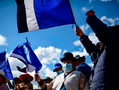 Seguidores do MAS comemoram a vitória de Luis Arce na cidade de El Alto, em 19 de outubro.
