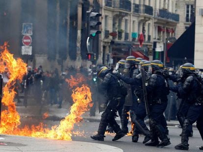 Choque entre manifestantes e policiais no 1º de maio em Paris.