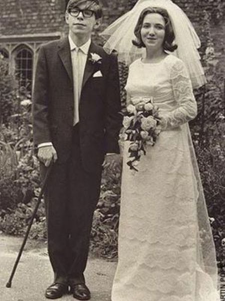 O cientista Stephen Hawking e a escritora Jane Hawking no dia de seu casamento, em 1965.