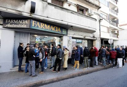 Compradores de maconha fazem fila em uma farmácia do bairro Malvín, em Montevidéu.