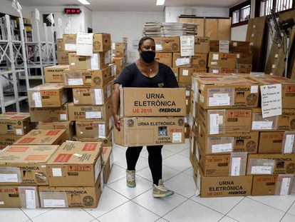 Funcionária do Tribunal Regional Eleitoral de São Paulo transporta urnas eletrônicas a um lugar de votação na capital paulista, no sábado, véspera do primeiro turno das eleições municipais 2020.