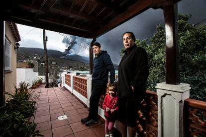 Jorge Calero, Tuquelia Gómez e a filha do casal em sua casa no bairro de Tacande, no município de El Paso (Espanha). 