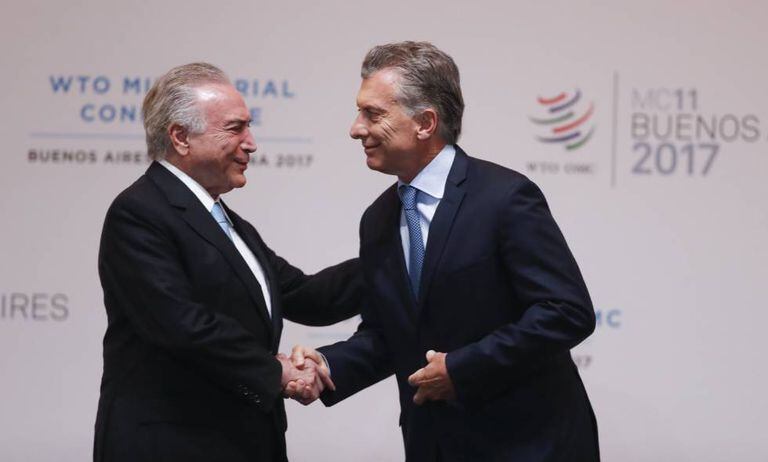 Michel Temer e Mauricio Macri se cumprimentam na conferência da OMC, no domingo.