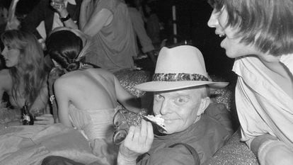 Truman Capote, no 10º aniversário da revista 'Interview', de Andy Warhol, no mítico Studio 54 nova-iorquino, em 1979. Em vídeo, o trailer de ‘The Capote tapes’. / FOTO: GETTY