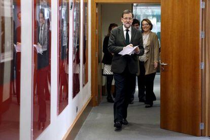 Mariano Rajoy chega à sala onde promoveu coletiva de imprensa depois de receber sucessivamente Albert Rivera, Pablo Iglesias e María Dores de Cospedal.