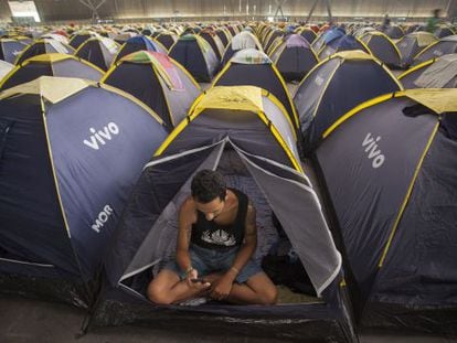 Um jovem acampado na Campus Party.