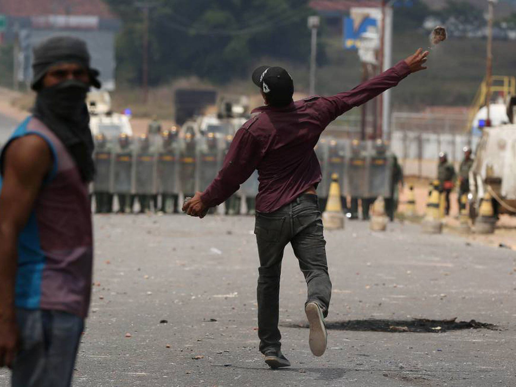 Militares venezuelanos jogam bombas em manifestantes na fronteira