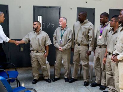 Obama em uma prisão federal em 2015.