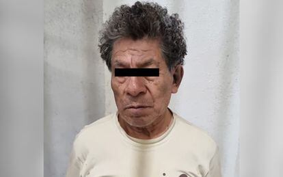Andrés N’, de 72 anos, detido no sábado po suspeita de feminicídios, em foto com tarja divulgada pela polícia, 