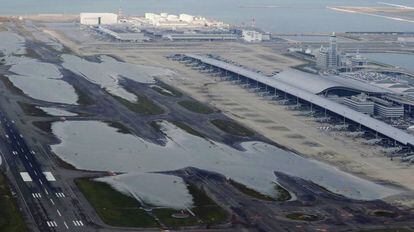 Fotografia aérea de uma área inundada no aeroporto internacional de Kansai nesta quarta-feira