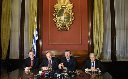 Os chanceleres do Paraguai, Emilio Loizagal (segundo à esquerda) e do Uruguai, Rodolfo Nin Novoa (segundo à direita) depois da reunião em Montevidéu.