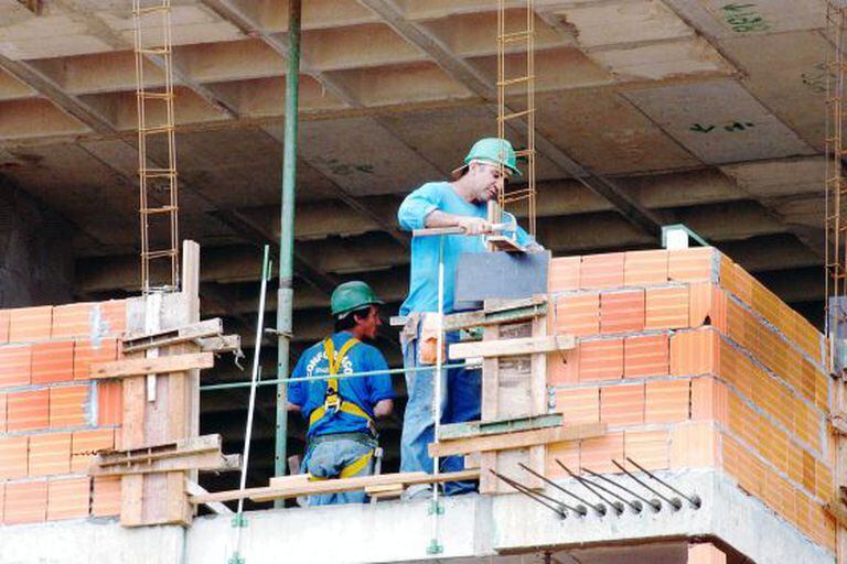 Funcionários em uma obra em Brasília.