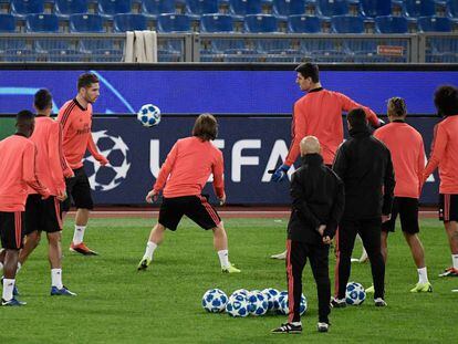 Jogadores do Real Madrid treinam às vésperas do jogo contra a Roma. 