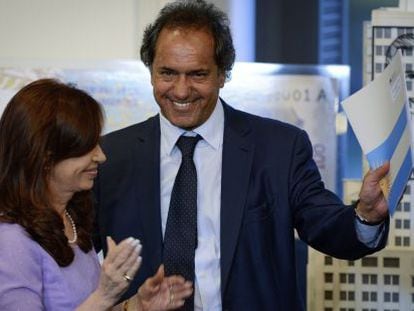 A presidenta argentina, Cristina Kirchner, ao lado do governador e candidato Daniel Scioli.