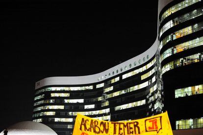 Faixa pede a saída de Temer diante do TSE, na primeira noite de julgamento da chapa Dilma-Temer.