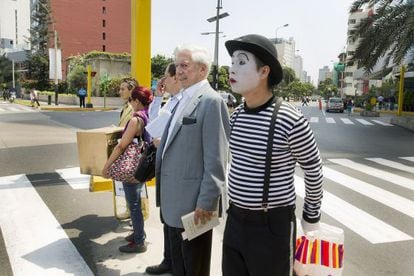 Vargas Llosa em uma rua de Lima.