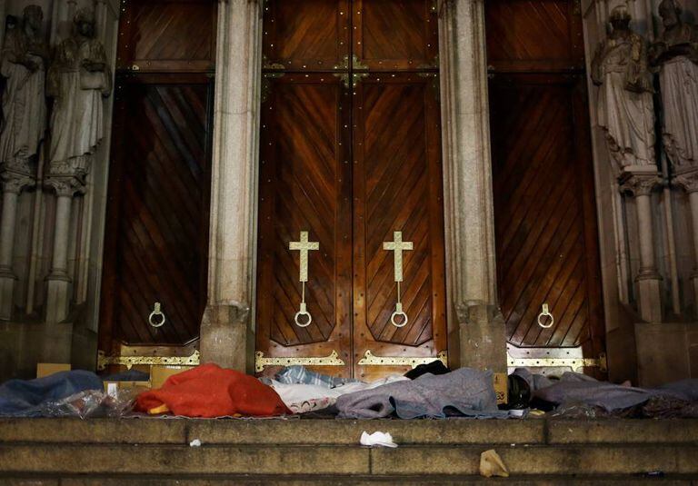 Moradores de rua em frente à igreja da Sé, em São Paulo.