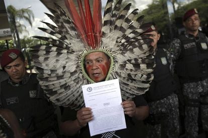 Lideranças indígenas protestam em frente ao escritório de transição do presidente Bolsonaro por manutenção da Funai no Ministério da Justiça.