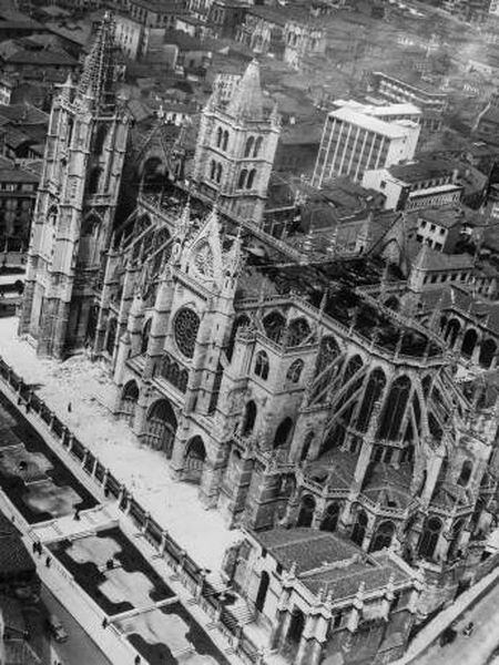 Vista aérea da Catedral de León, após o incêndio ocorrido em maio de 1966.