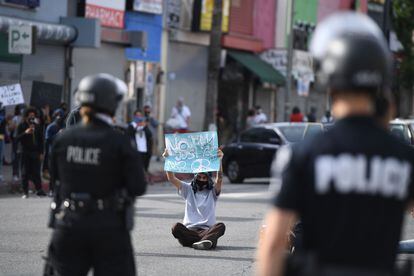 Manifestante protesta em Van Nuys, Los Angeles.