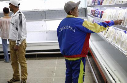 Consumidores compram alimentos em um supermercado estatal no dia 9 de janeiro em Caracas.