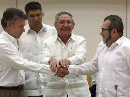 Santos e Timochenko apertam mãos diante de Raúl Castro