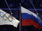 Las bandera olímpica y la de Rusia ondean en los Juegos de Sochi 2014.