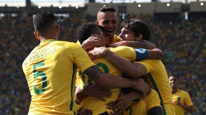 Brasileiros celebram gol sobre Honduras.