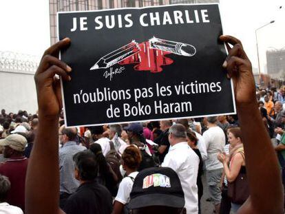 Cartaz das manifestações em Paris: "Eu sou Charlie. Não nos esqueçamos das vítimas de Boko Haram".