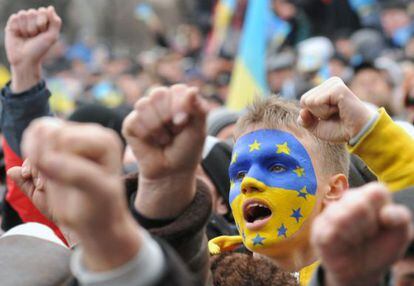 Manifestantes proeuropeos, neste domingo em Lviv.