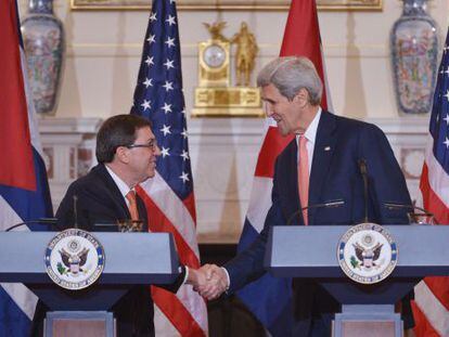 John Kerry (dir.) e o chanceler cubano Bruno Rodríguez.