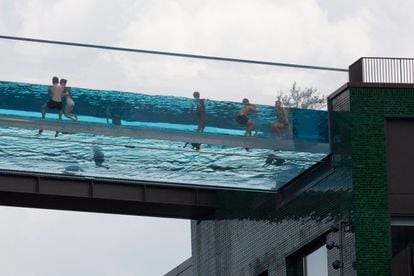 A piscina londrina: um retângulo transparente de acrílico com capacidade para 150.000 litros de água. 
