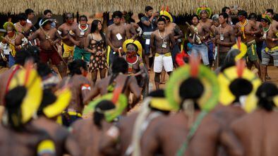 O cacique Raoni, ao centro, entre líderes indígenas de 47 povos, que estiveram reunidos por quatro dias no Mato Grosso para relançar a "aliança dos povos da floresta".
