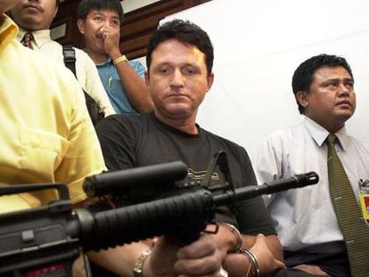Pol&iacute;cia acompanha brasileiro Marco Archer Cardoso Moreira durante uma coletiva de imprensa em Jakarta, em 2003. 