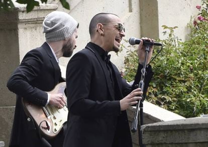 Chester Bennington, em 26 de maio, ao se apresentar no funeral de Chris Cornell, no cemitério Hollywood Forever em Los Angeles