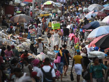 Dezenas de pessoas em um mercado de Porto Príncipe, neste domingo, 11 de julho.