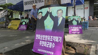 Cartazes com os líderes das duas Coreias, Kim Jong-un, à esquerda, e o presidente Moon Jae-in.