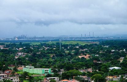 Vista aérea da localidade de Itaboraí, com a refinaria de Petrobras ao fundo.